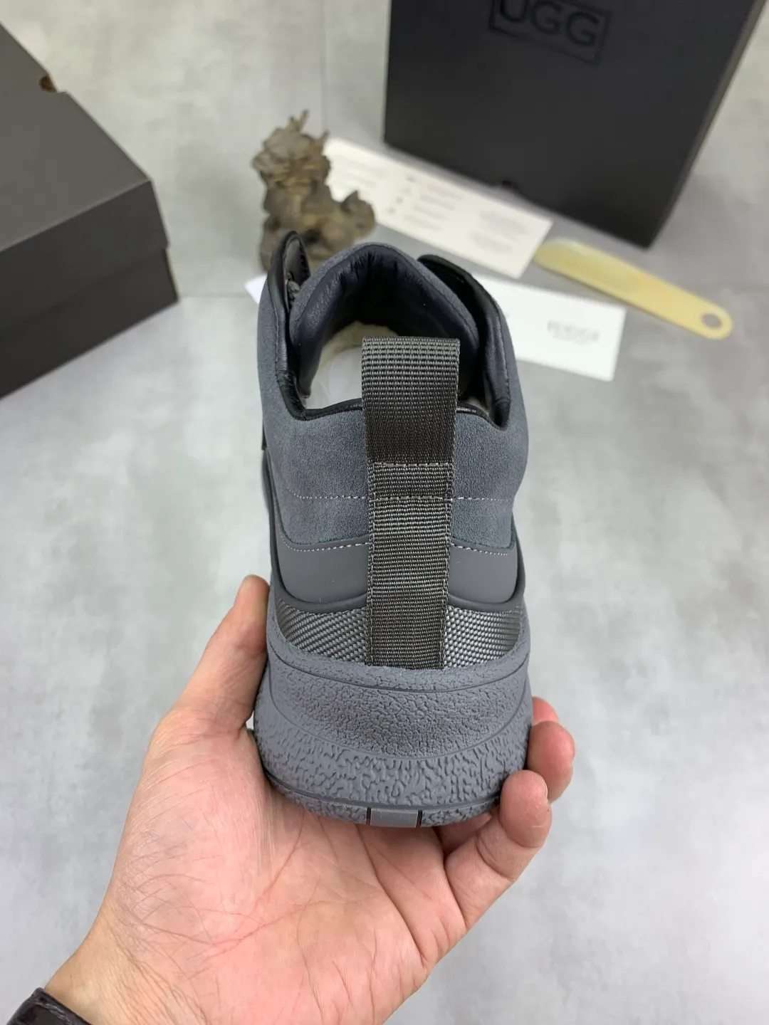 Men's shoes 💰P640 New IUGGI New New Tire Men's Shoes Real cowhide on the outside, Australian wool on the inside, light and easy to put on, brand logo, full of high-end feel, men's style! Men's style! Rarely seen in the market are retro outdoor shoes. They look great on the feet. Mainly because they are so stylish, comfortable and versatile. Color: black, gray, maroon. Size: 39-44